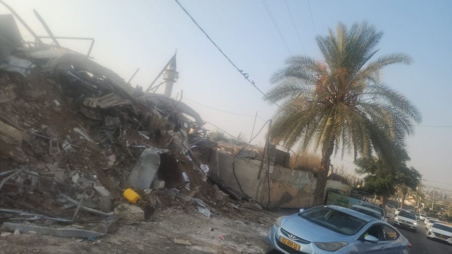 دائرة أراضي إسرائيل تهدم أكثر من عشرة محال تجارية في اللقية